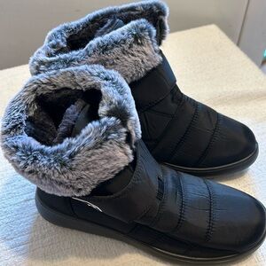 Boots with fluffy interior